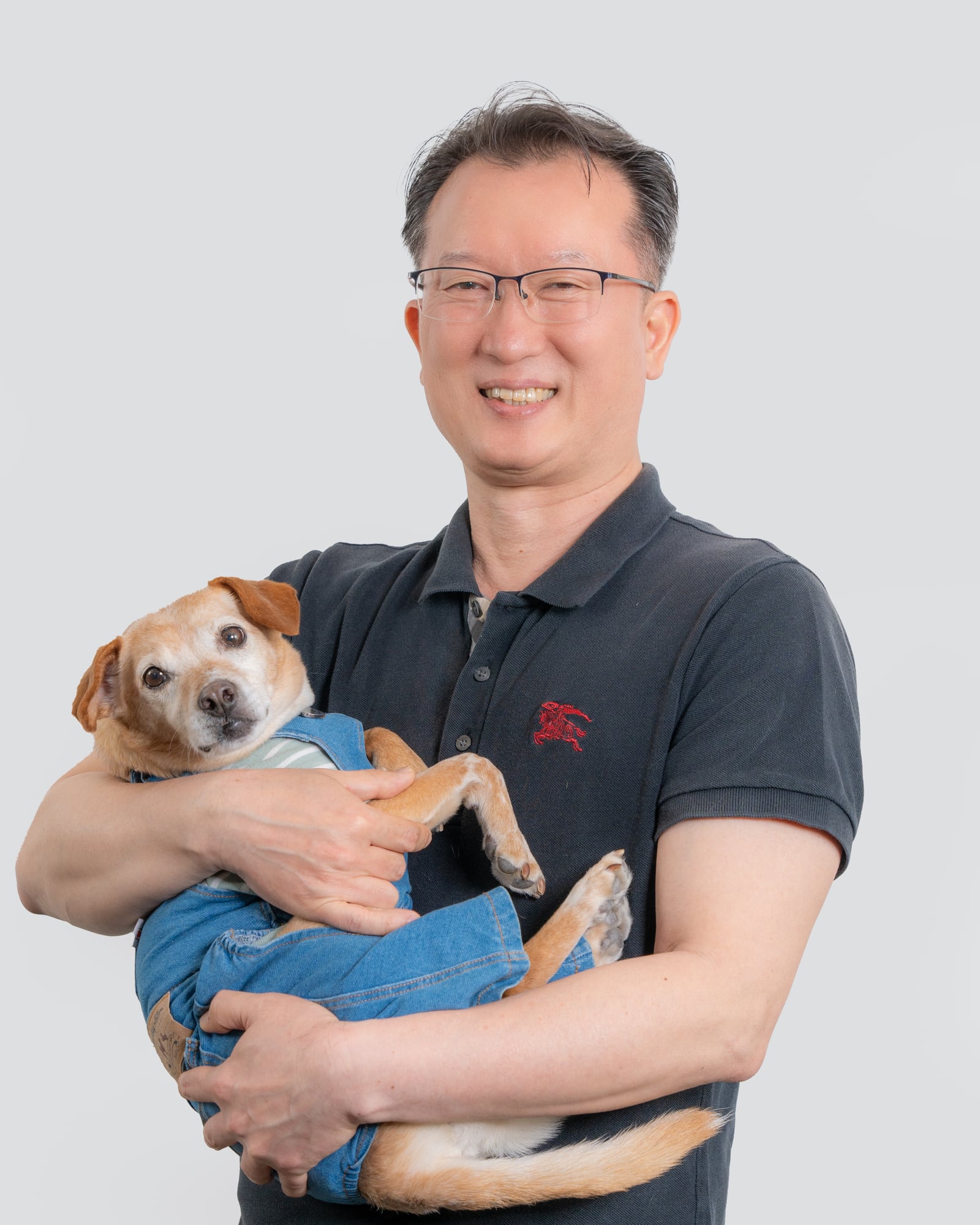 반려견을 안고 있는 Jesse의 프로필 사진